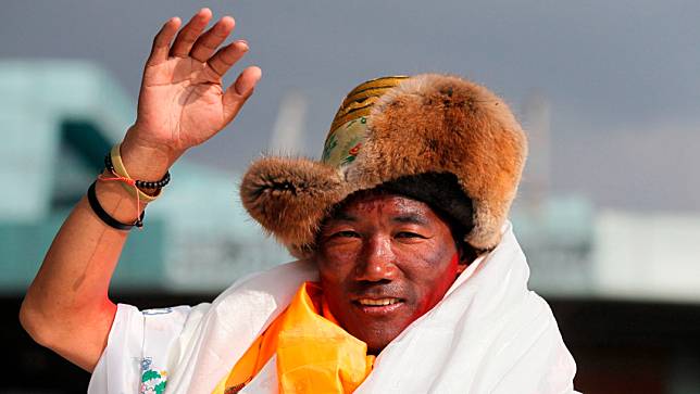 尼泊爾雪巴人瑞塔創下28次攻頂聖母峰世界紀錄，圖為他2018年登頂後返回加德滿都。美聯社