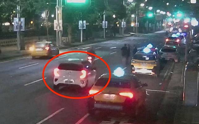 邱軍日前駕駛白色自小客撞死計程車運將。翻攝照片