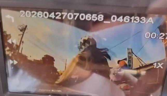 肇事戴姓女大生的行車紀錄器畫面曝光，可見她在幾乎沒有煞車的情況下，直接撞上等待紅燈的員警鄭詠心（中）。（翻攝畫面）