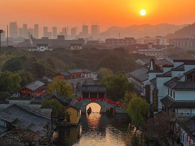 An aerial drone photo shows the sunrise scenery at Anchang ancient town in Shaoxing City, east China's Zhejiang Province, Jan. 1, 2025. (Photo by Gao Piaoran/Xinhua)