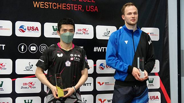 台灣桌球好手莊智淵（左）15日在世界桌球職業大聯盟（WTT）韋斯切斯特支線賽男單決賽以4比3擊敗德國好手杜達（右），拿下冠軍。 （中央社）
