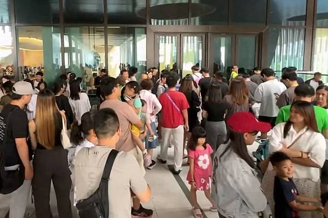 台中漢神洲際購物廣場颱風天延後到中午12時開始營業，但開門時間還沒到，門口已經擠爆民眾等候入場。民眾提供
