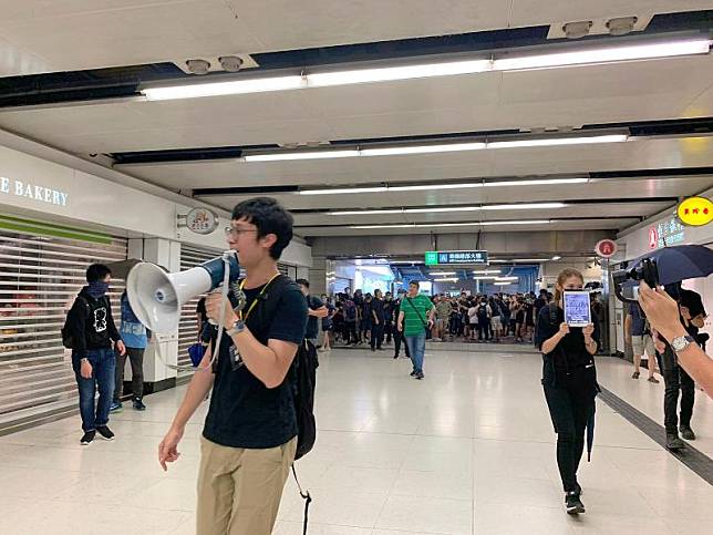 劉頴匡(左)昨午手持大聲公率先闖入九龍灣站要求恢復列車服務(資料圖片)