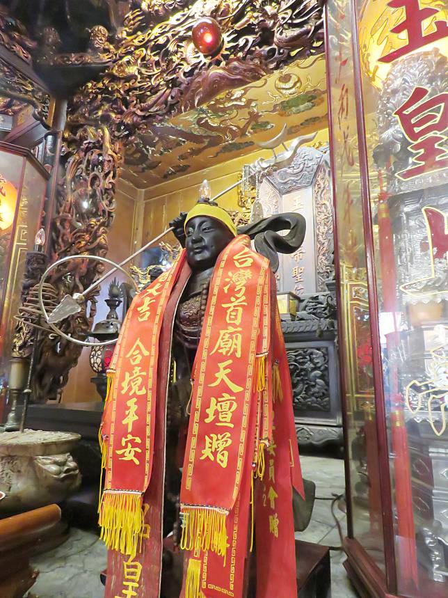 「遊學太子爺」在台灣首廟天壇（天公廟）發出一百六十八包轉運米母。（記者陳治交攝）