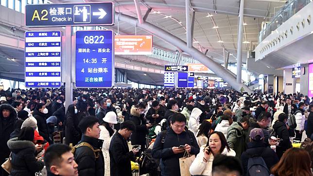 中國春運期間，湖北武漢火車站大廳2月6日擠滿旅客。路透社