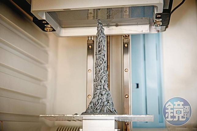 阿金自費3D列印出來的「國殤之柱」模型，圖檔載自丹麥雕塑家高志活（Jens Galschiøt）為紀念六四事件，於1997年完成的雕塑作品。