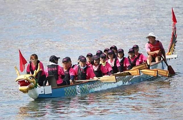 乳癌病友自發組隊─蘭花艦隊參與宜蘭縣龍舟賽，羅東博愛醫護團隊與病友家屬則在岸邊為隊伍加油打氣，還有病友女兒特地遠從桃園來觀賽，看到癌媽挑戰自我，感動落淚。（博愛醫院提供）