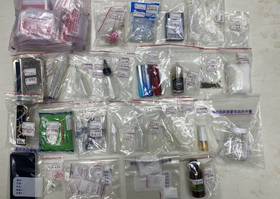 警方搜出海洛因、安非他命、依托咪酯煙彈等毒品，及製造分裝工具等證物。（記者陳金龍翻攝）