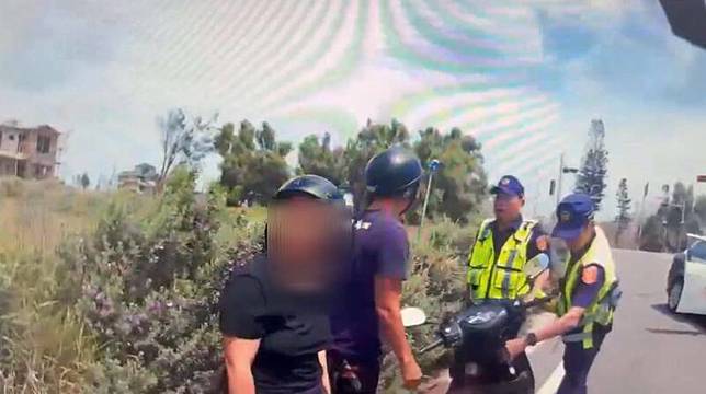 馬公警分局員警一路追逐，終於逮捕鴛鴦大盜。(馬公警分局提供)
