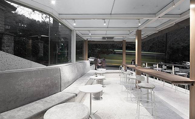 A sheltered seating area by the entrance invite passersby, locals and city dwellers alike to stop for a breather – with a cup of coffee, and a pastry or two. (Photo: UNITU, courtesy of PROJECT Architects)