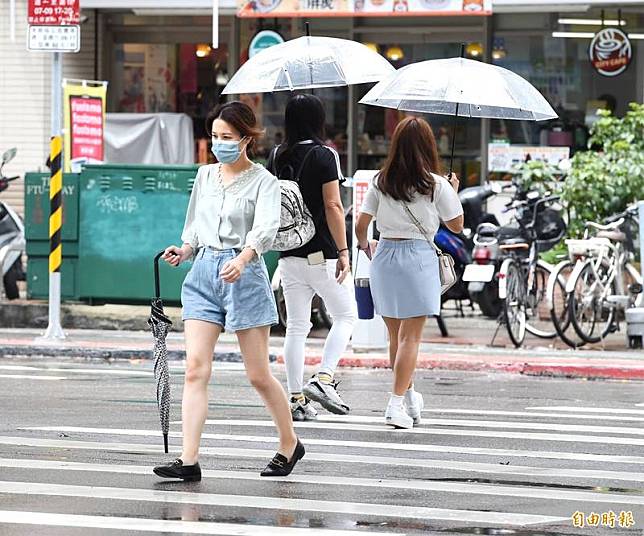 明天(25日)氣溫稍微回升；北、東部降雨機率高，中南部需防午後陣雨。(資料照)