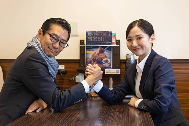日本連鎖餐飲品牌「CoCo壹番屋」的特許加盟商「Sky Scraper」，宣布將在5月1日迎接年僅22歲的女社長諸澤莉乃(右)。(圖擷取自日本Skyscraper官網)