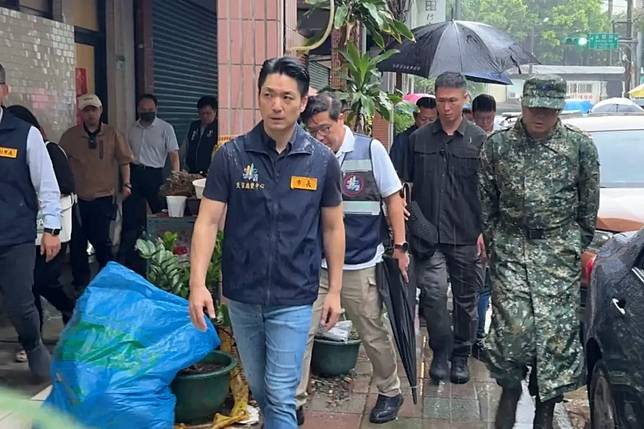 強颱巴威來襲，但雨量、風量預估沒有達到停班停課標準，台北市長蔣萬安解釋，因為日前強降雨讓土壤含水量飽和、提升了山坡地致災風險，加上巴威暴風圈是25年來最大，因此才停班停課。（圖／台北市府提供）