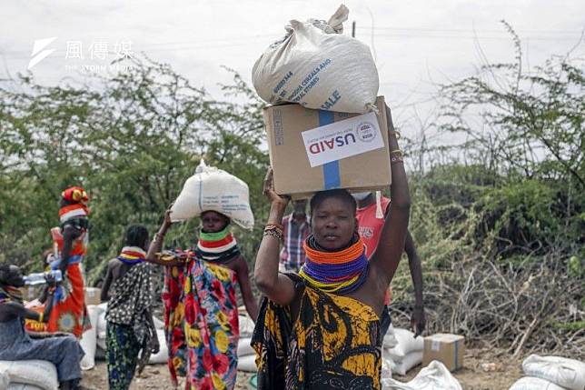 2022年7月23日，肯亞北部卡丘達村（Kachoda）村民領取美國國際開發署援助的糧食（美聯社）