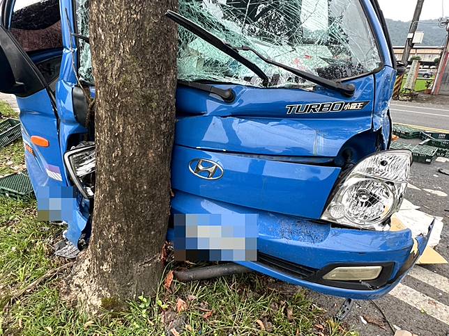 三星蛋車追撞小客車再自撞路樹！駕駛送醫