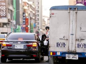 張斯綱出示照片，踢爆李進勇派首長專車前往北市吉林路一家新疆私房菜餐廳臨停取餐，被質疑也可能涉及公私不分。（圖：張斯綱臉書）