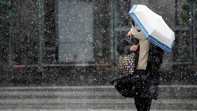 2024年2月5日，民眾走在雪中的東京街頭上。示意圖。美聯社