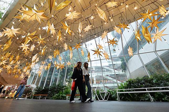 People stroll at a shopping mall in Bangkok, Thailand, Nov. 5, 2024. (Xinhua/Rachen Sageamsak)