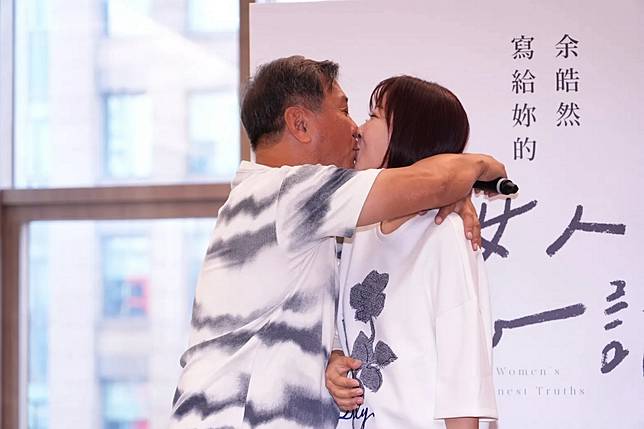 余皓然簽書會愛得啾啾王中平　自揭「享受老公不在的日子」