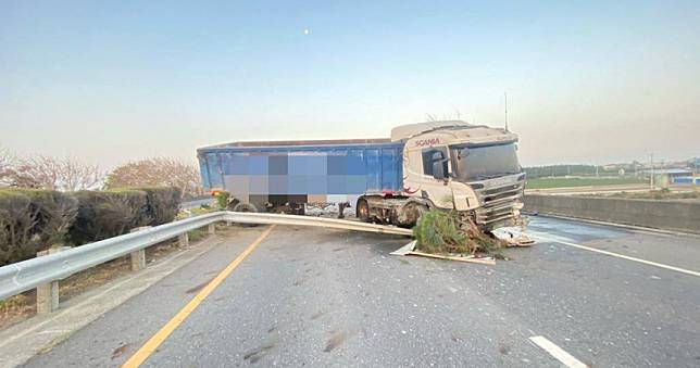 砂石車西向衝破中央分隔島　幸無對向車輛未釀大禍