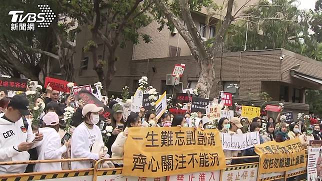 台北地院外湧入上百民眾聲援剴剴。（圖／TVBS）