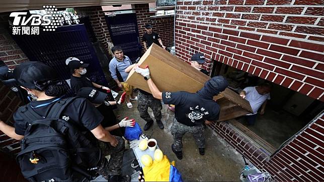 南韓這次暴雨災情中，許多遇難民眾居住的半地下房，成為政府檢討重點。(圖 / AP)