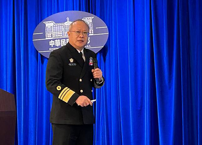 海軍參謀長吳立平26日說明海虎潛艦人員落海事件，並透露獲救人員心理創傷嚴重，正加強心輔中。(林詠青 攝)