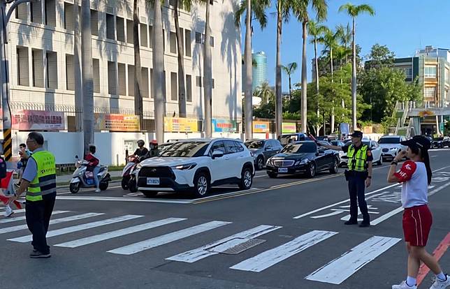 日前三峽區重大車禍，市警一分局為維護學童上下學安全及提升高齡駕駛人用路觀念，針對東區十三所國中、國小周邊道路加強執法等措施。（民眾提供）