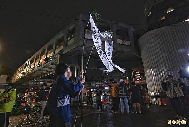 台北市和平新生天橋今晚11點開始拆除，民團舉起「招魂幡」，高喊「過橋喔」。(記者林正堃攝)