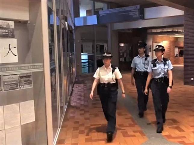 今天凌晨有警務人員進入香港大學校園 (港大學苑facebook)