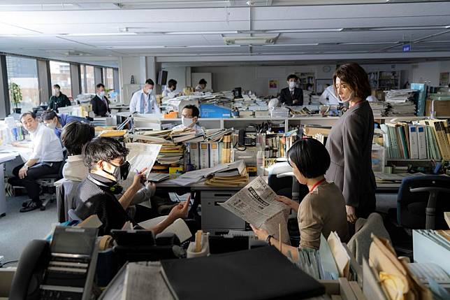 劇集版《新聞記者》借用東京新聞報社辦公室實景拍攝，女主角米倉涼子（右）為準備角色也針對記者工作進行相關取材。（Netflix提供）