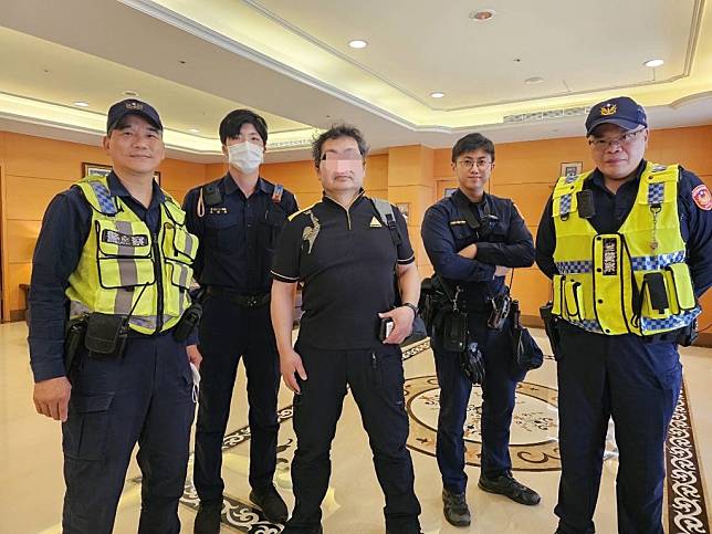 警五分局協助吉田先生(左三)返回下榻旅館，吉田先生特邀警方合照紀念。(讀者提供)