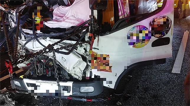 小貨車車頭嚴重毀損。圖／台視新聞
