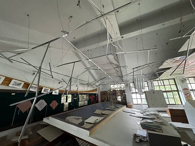 澳花國小專科教室在地震後天花板掉落、內部桌椅散落一地。（記者張正量攝）