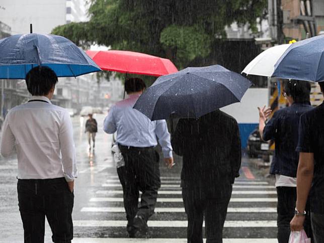 台北市明日正常上班課，市長提醒市民記得帶雨具。（資料畫面）