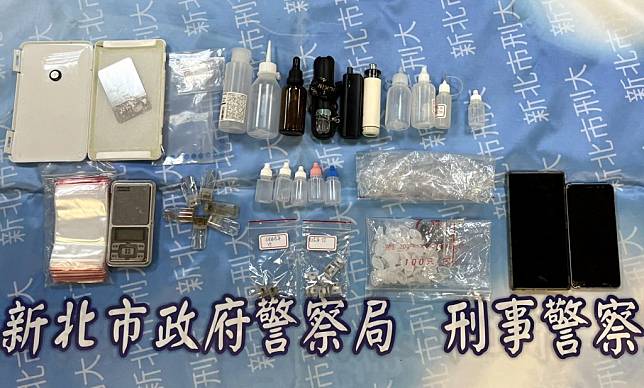 新北市刑大在蘆洲破獲王嫌於租屋處分裝「依托咪酯」類毒品混合菸油，製成毒煙彈兜售，並起出分裝工具及手機等相關證據。 （新北市刑事警察大隊提供）