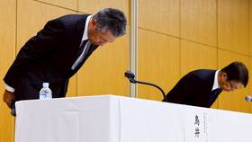 日本三得利控股社長鳥井信宏（左）與副社長山田賢治９月２日出席在東京舉行的記者會，宣布會長新浪剛史持有「保健食品」遭警方調查，已經緊急辭職。路透社