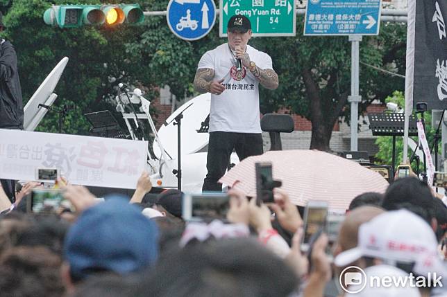 反紅媒遊行發起人網紅館長陳之漢，上台表示誓死捍衛台灣民主。   圖：張良一 / 攝