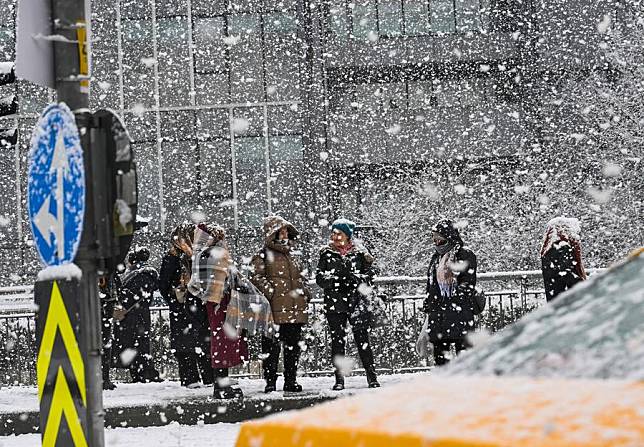 Citizens wait for buses at a bus stop in Istanbul, Türkiye, Feb. 19, 2025. (Xinhua/Liu Lei)