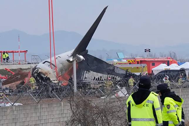 ▲韓國濟州航空7C 2216航班29日發生大規模空難，造成179人死亡，初步分析認為空難與鳥擊有關，但即使發生鳥擊意外，為何會造成起落架故障仍令專家百思不得其解。（圖／美聯社／達志影像）