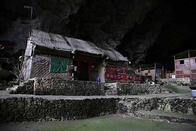 Inside China's last cave village, where people live in total darkness |  Goldthread | LINE TODAY