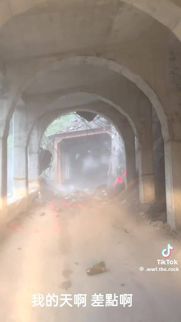 秀林鄉銅門村的龍溪路明隧道，發生落石，讓工程車輛嚇得不敢前進。(影片截圖)