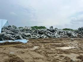 嘉義農民拍下大批廢棄光電板堆放在台糖農地的畫面。（圖／民眾黨團提供，2025.08.06）
