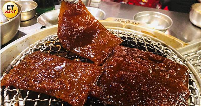 韓式烤肉餐廳周年慶推1元烤豬皮　稍微烤過一下就好吃　醬香濃郁口感超ㄉㄨㄞ的！