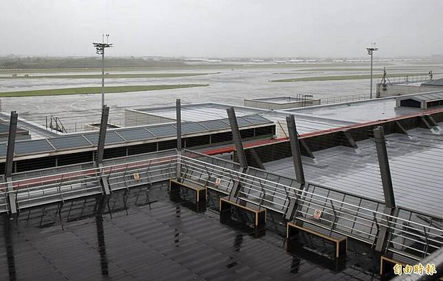 桃機觀景台持續關閉，多數停場航機已移往機場東北角等較適合避風區域停放。(記者劉信德攝)