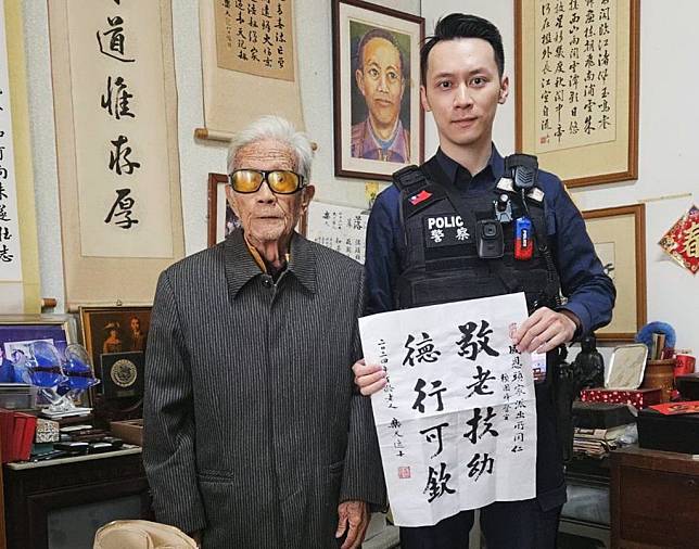 劉姓百歲人瑞不慎遺失手機，警方努力幫他找回，劉老先生寫下「敬老扶幼 德行可欽」八個字回贈員警。（記者陳金龍攝）