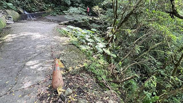 通往抹茶山的產業道路2.1公里處邊坡坍陷，宜蘭縣政府將啟動災害復建。(圖由讀者提供)
