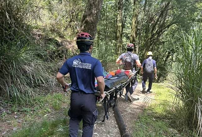 搜救人員以接駁方式救出75歲墜崖男子。讀者提供