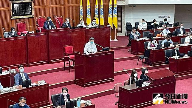 台北市長柯文哲13日下午進入議會，繼續進行施政總質詢。