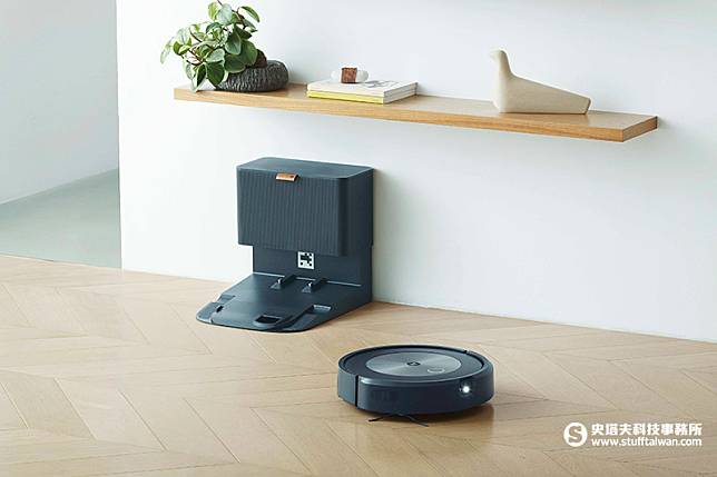 iRobot 在地板清潔技術上日益精進，業界第一開啟自動集塵座新紀元！新一代Roomba j7+具備獨特前置鏡頭，精準避開障礙物。